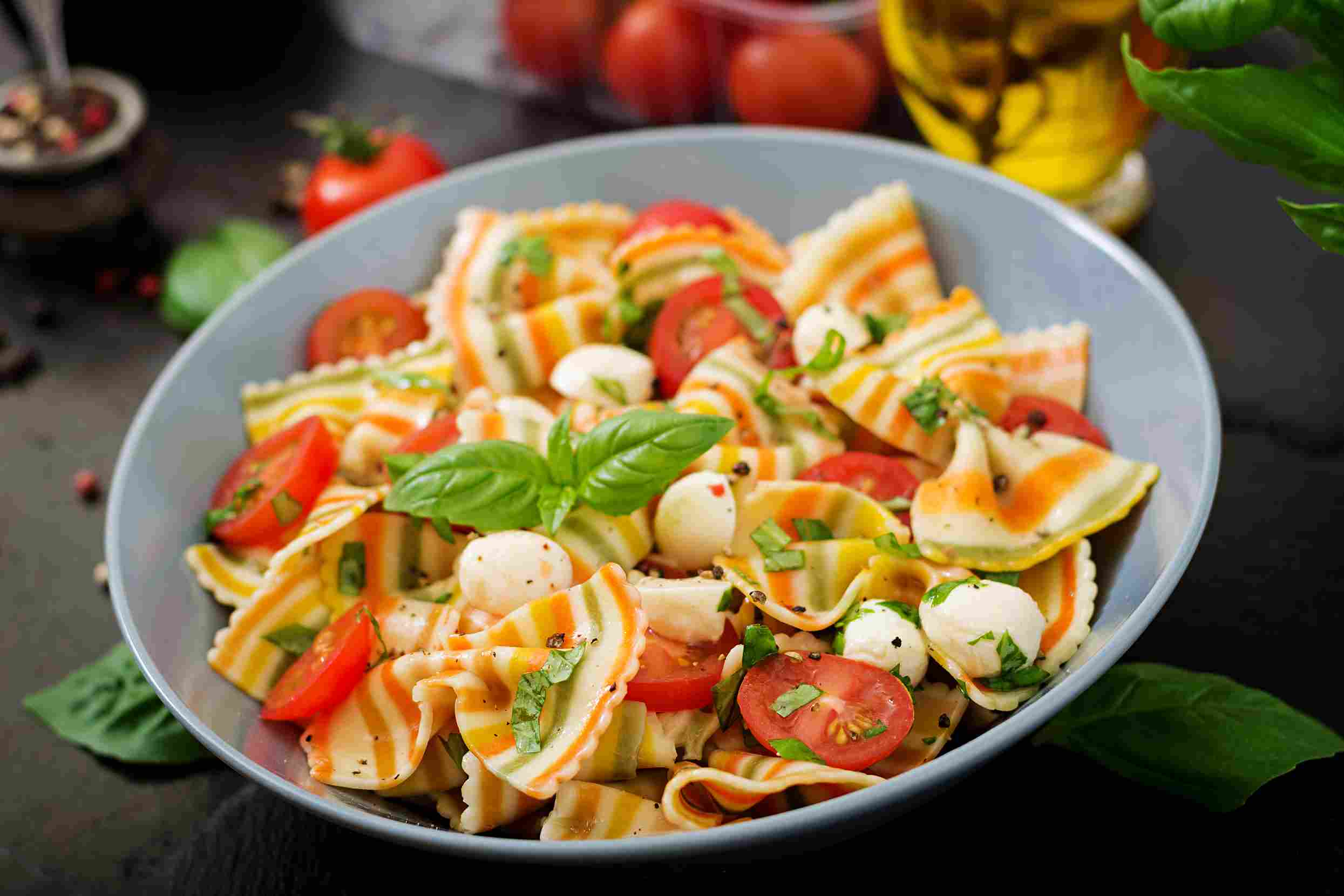salade-farfalle-de-couleur-pates-aux-tomates-mozzarella-et-basilic_11zon